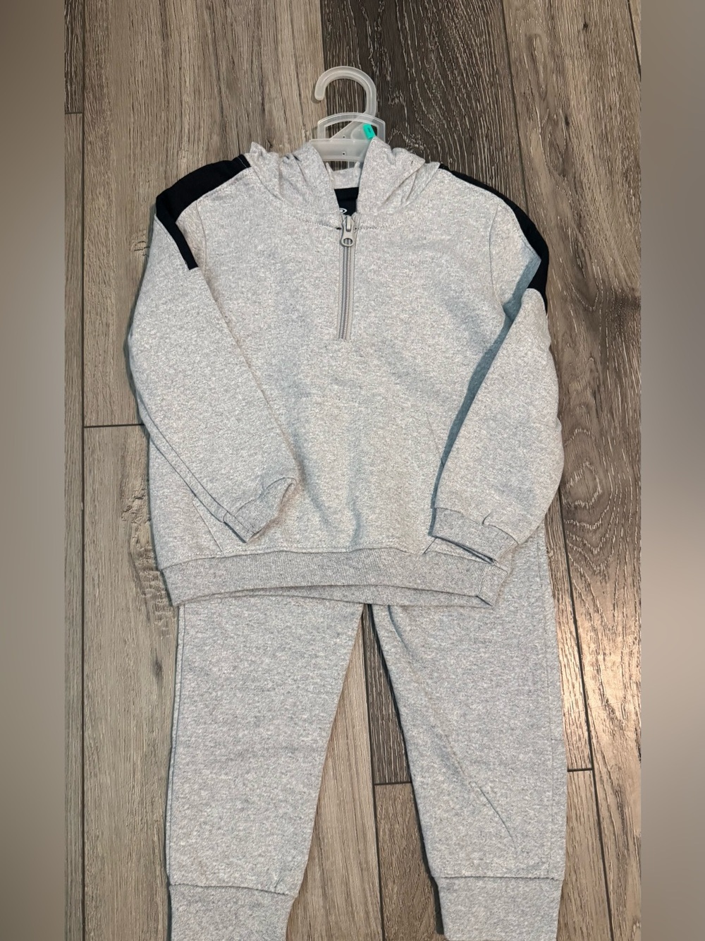 NWT Kids Gray Hooded Sweatshirt & Jogger Set - Unbranded
